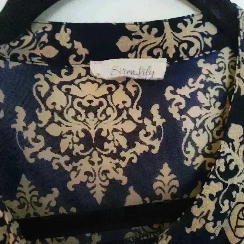 Siren lily black floral top size Lg (65) - Picture 2 of 3